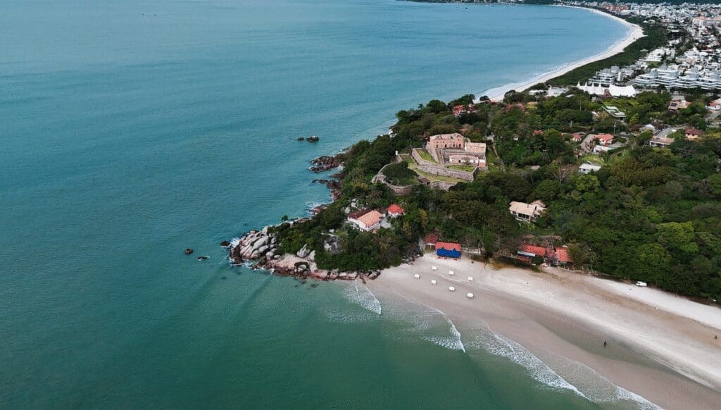 Praia do Forte e a Fortaleza de São José da Ponta Grossa