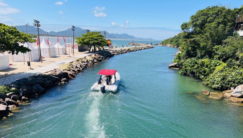 Visitar a Barra da Lagoa vale a pena por diferentes motivos a começar pela praia e seus atrativos como os restaurantes pé na areia, mas também pelo canal e as piscinas naturais.