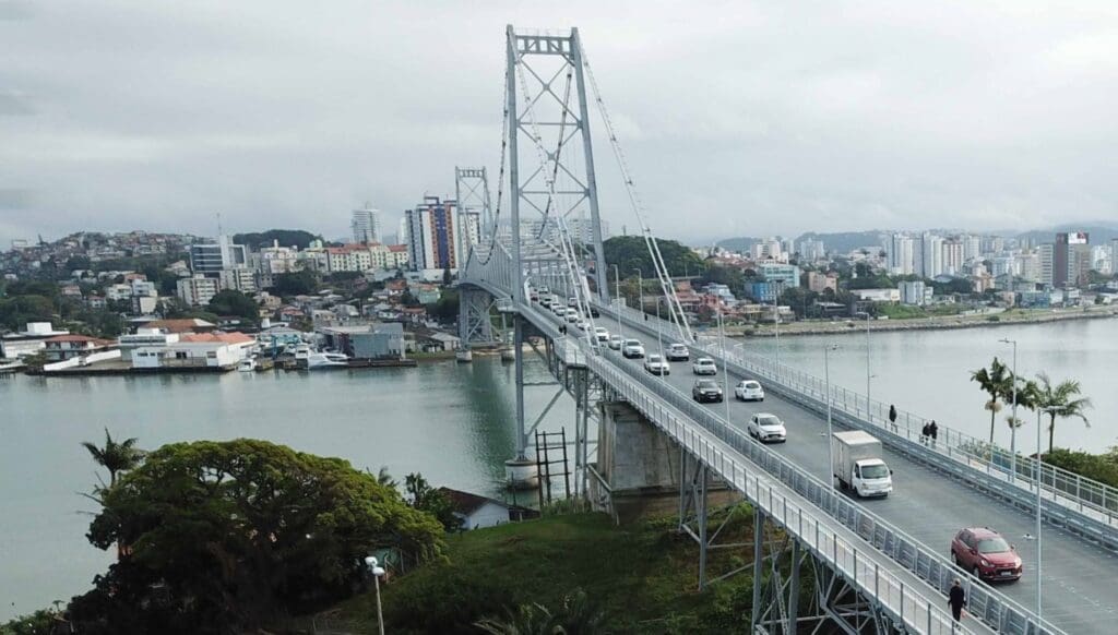 ponte hercílio luz no carnaval de florianópolis