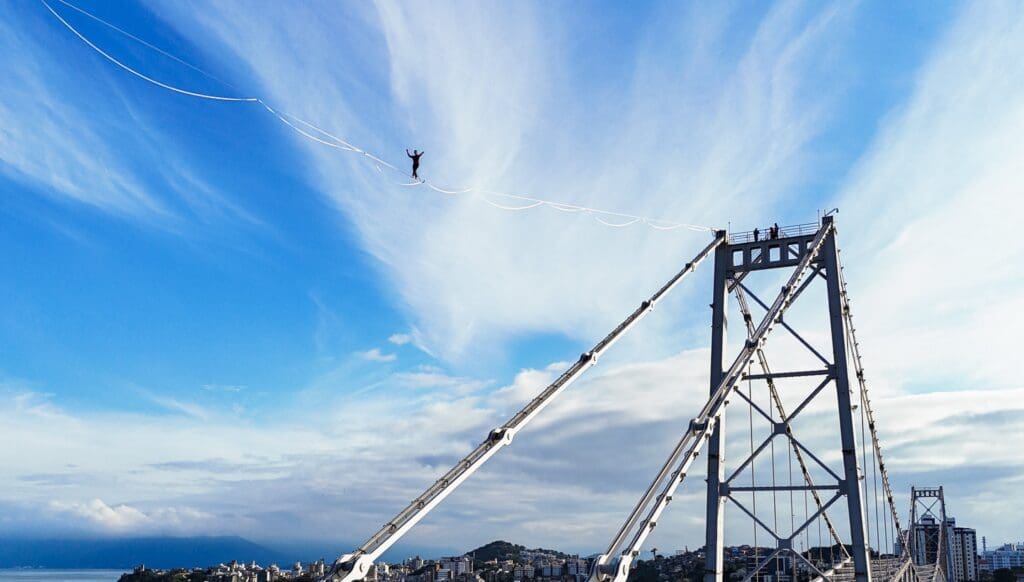 Rafael Bridi conquista recorde e protagoniza travessia histórica sobre a Ponte Hercílio Luz