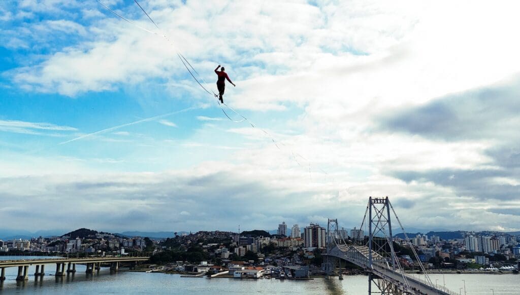 Rafael Bridi conquista recorde e protagoniza travessia histórica sobre a Ponte Hercílio Luz