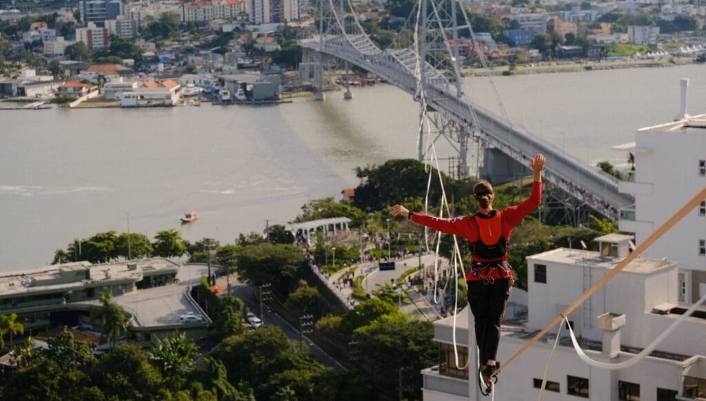 Rafael Bridi conquista recorde e protagoniza travessia histórica sobre a Ponte Hercílio Luz